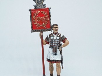 Features of the equipment of ancient Roman standard-bearers of the I-II сenturies A.D.