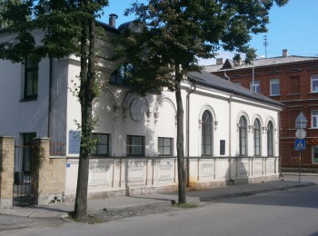 Synagogue Architecture of Latvia between Archeology and Eschatology